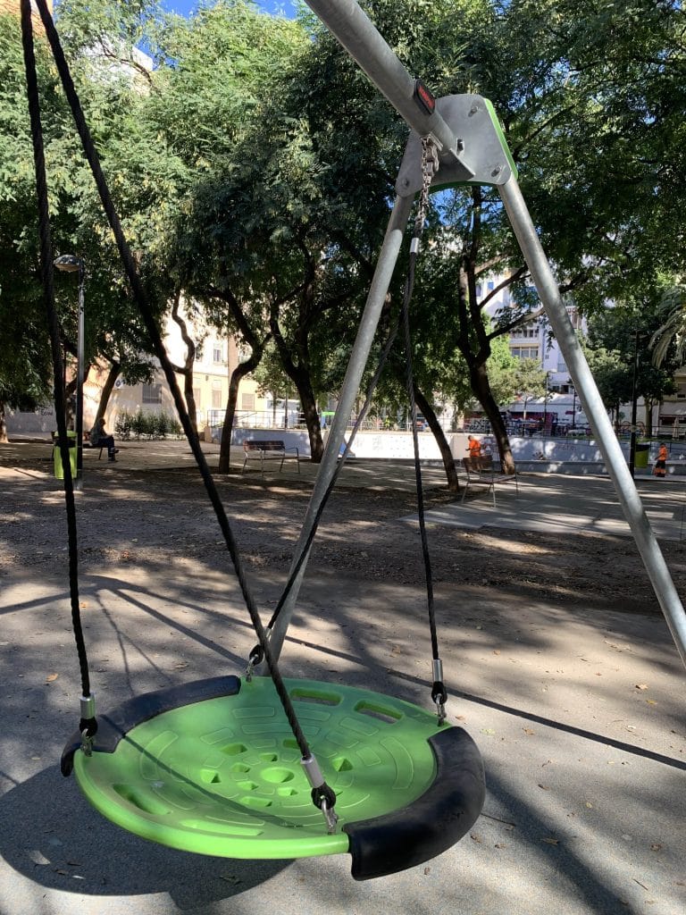 Grote schommel bij Parque Manuel Granero