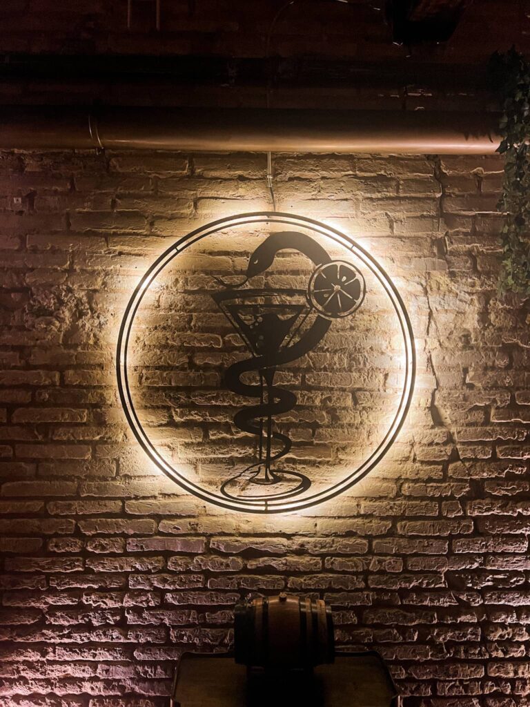 Verlicht logo van speakeasy cocktailbar Apotheke in Valencia