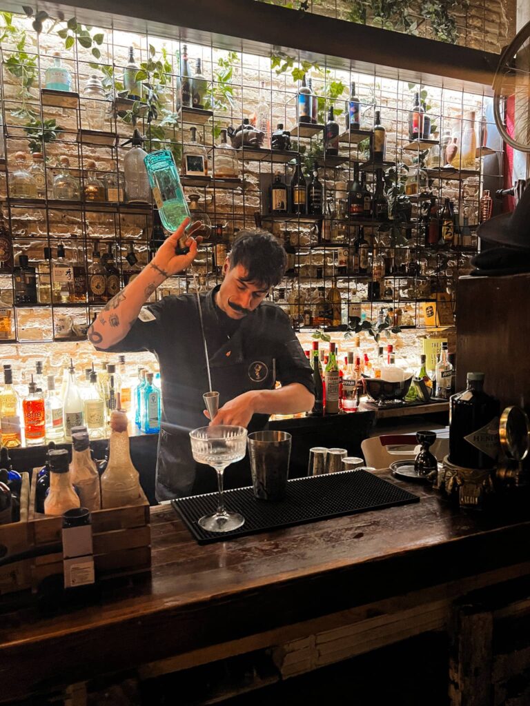 Bartender bereidt een cocktail bij Apotheke, de speakeasy cocktailbar in Valencia.